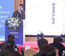 人们在看台上的人在电视前中度可信度描述已自动生成