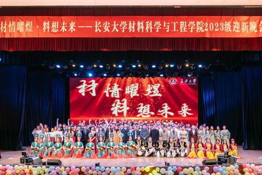 人们在看台上的人演出中度可信度描述已自动生成