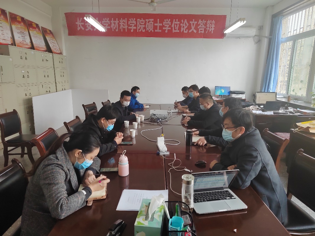 人们在看台上的人在桌子前中度可信度描述已自动生成